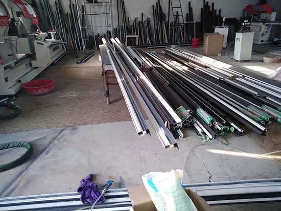 斷橋鋁門窗內填充聚氨酯(圖1) 斷橋鋁填充聚氨酯保溫材料