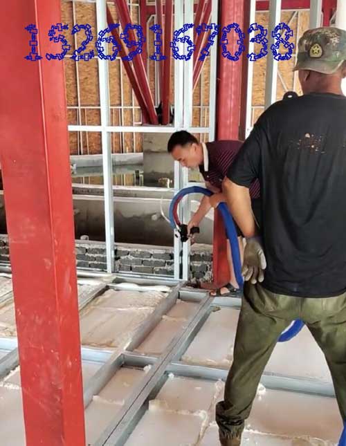 聚氨酯噴涂機(jī)活動(dòng)房屋隔熱保溫現(xiàn)場(chǎng)施工(圖2) 聚氨酯活動(dòng)房屋隔熱保溫案例